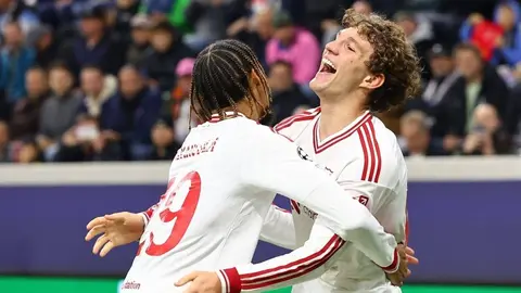 Liverpool oyuncuları Barcola ve takım arkadaşları gol sevincinde
