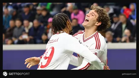 Liverpool oyuncuları Barcola ve takım arkadaşları gol sevincinde