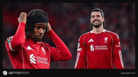 Andoni Iraola basın toplantısında konuşurken, arka planda Liverpool logosu