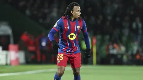 Liverpool və Barcelona loqoları ilə Jül Kunden və Ronald Arauxonun fotoları