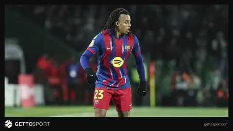 Liverpool və Barcelona loqoları ilə Jül Kunden və Ronald Arauxonun fotoları