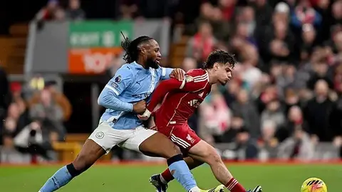 Liverpul və Mançester Siti klublarının loqoları və futbol stadionu