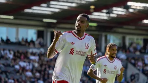 Liverpul futbolçuları meydanda məşq zamanı