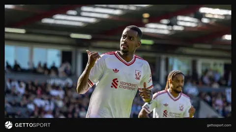 Liverpul futbolçuları meydanda məşq zamanı