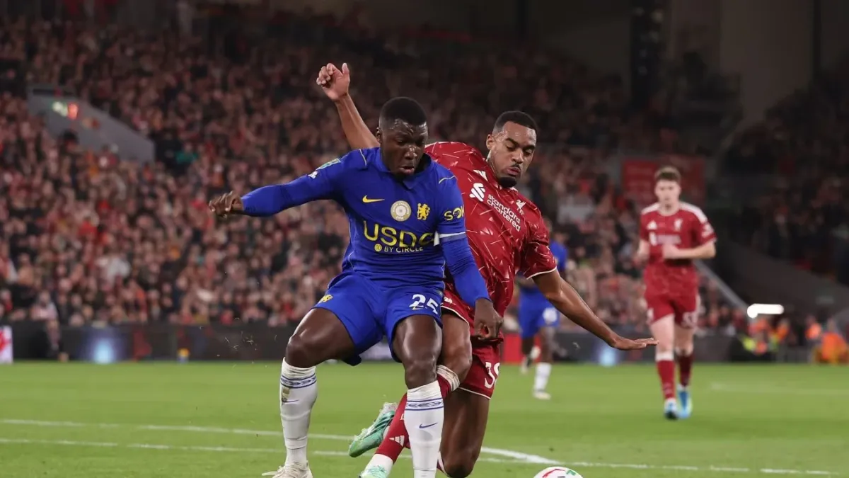 Liverpul və Çelsi komandalarının Enfilddə penaltilərdən sonra üz-üzə görüntüsü