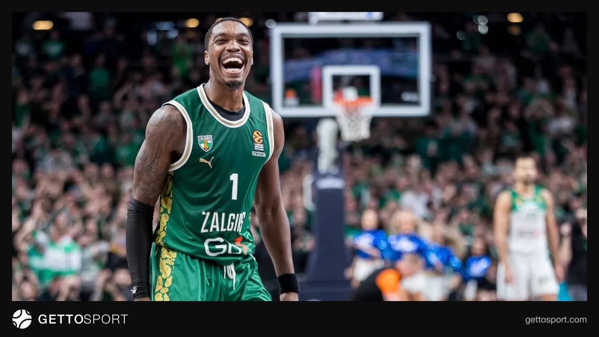 Lonnie Walker IV top sürerken, Beşiktaş formasıyla transfer haberi görseli