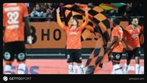 Lorient oyuncusu Bernardeau gol sevinci sırasında