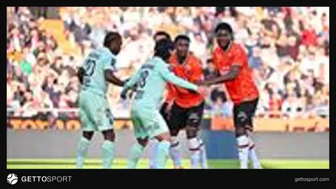 Lorient oyuncuları Cadiou penaltı golü sonrası sevinç yaşarken