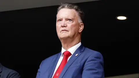 Louis van Gaal konuşma yaparken, ciddi ifadeyle mikrofon başında
