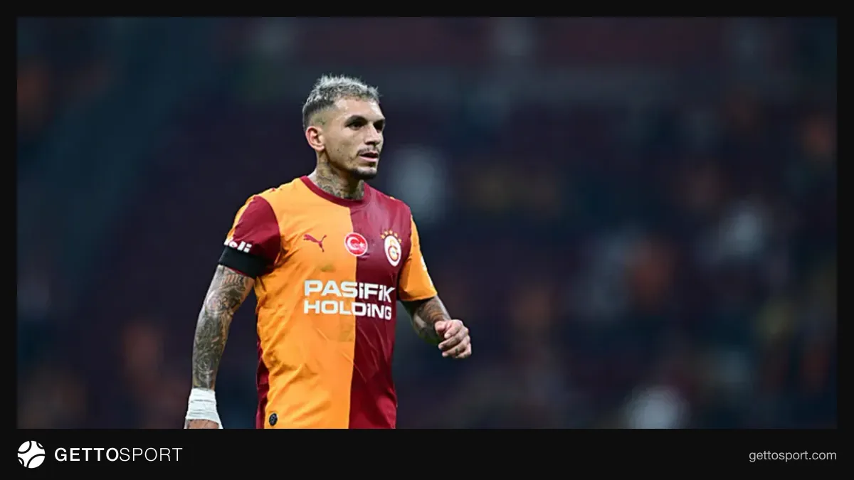 Lucas Torreira basın toplantısında konuşurken