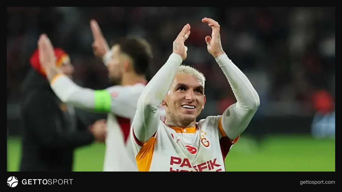 Lucas Torreira topa vururken, Bentaleb ve kaleci Berke çevrede