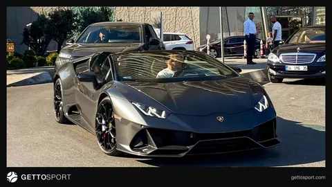 Lucas Torreira'nın İstanbul sokaklarında lüks otomobilinin görüntüsü