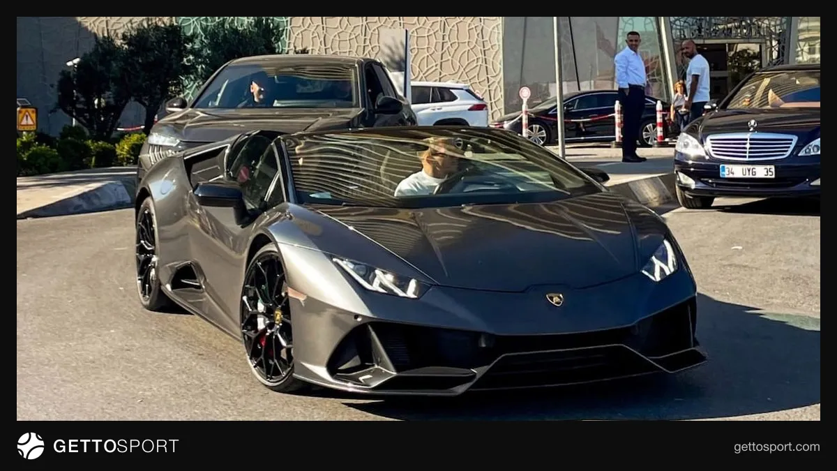 Lucas Torreira'nın İstanbul sokaklarında lüks otomobilinin görüntüsü