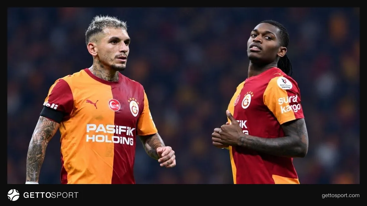 Lucas Torreira ve Rafael Leao antrenmanda veya maç sırasında konuşurken görüntüsü