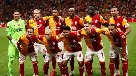 Lucas Torreira Galatasaray formasıyla mücadele ederken