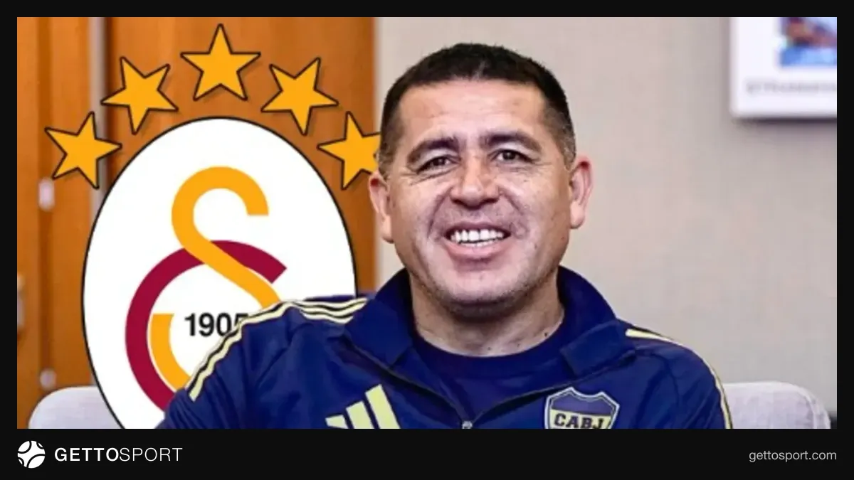 Lucas Torreira Galatasaray formasıyla top kontrol ederken