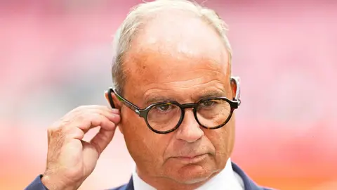 Luis Camposun profil şəkli və PSJ loqosu fonunda
