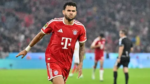 Luis Díaz Bayern formasıyla saha içinde sakatlanmış görünümü