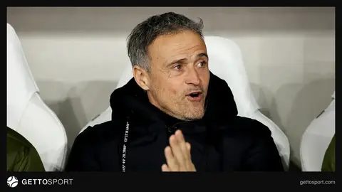 Luis Enrike PSJ geyimində sidikdə oynayan futbolçuları müşahidə edir