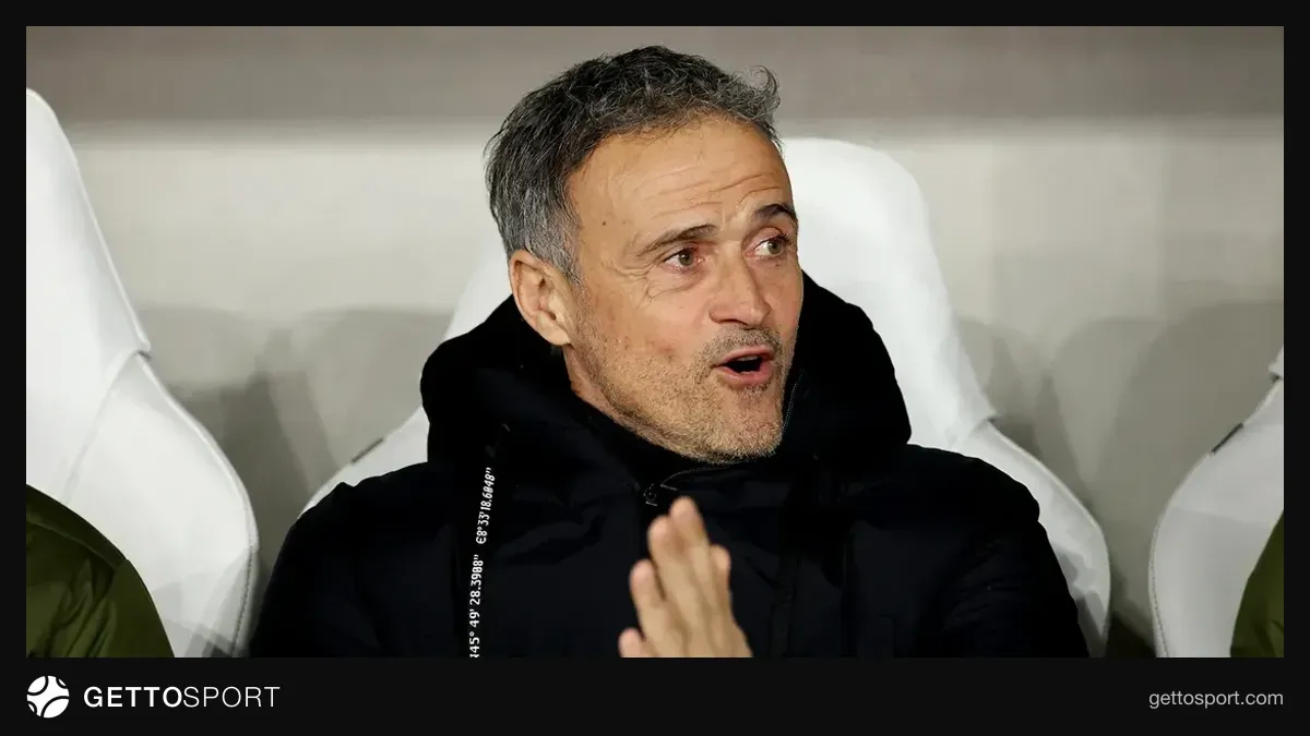 Luis Enrike PSJ geyimində sidikdə oynayan futbolçuları müşahidə edir