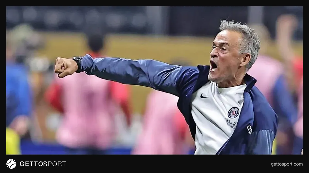 Luis Enrique PSJ məşqində yanaşı dayanıb və düşüncəli görünür