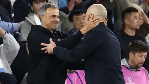Luis Enrique maç sonrası basın toplantısında konuşurken
