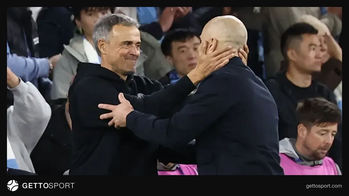 Luis Enrique maç sonrası basın toplantısında konuşurken