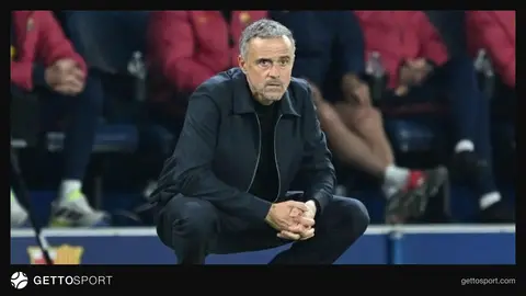 Luis Enrique basın toplantısında konuşurken futbol stadyumu arka planı