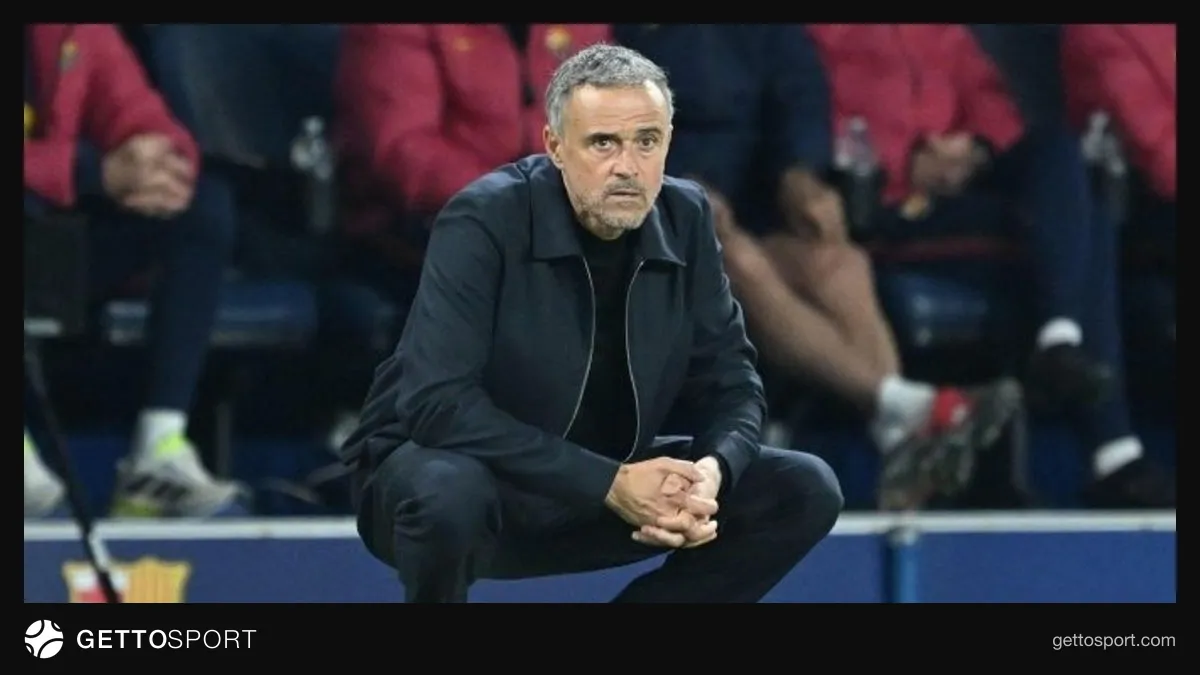 Luis Enrique basın toplantısında konuşurken futbol stadyumu arka planı