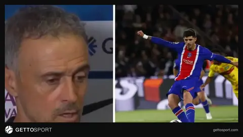 Luis Enrique mətbuat konfransında danışır, PSJ loqosu fonunda