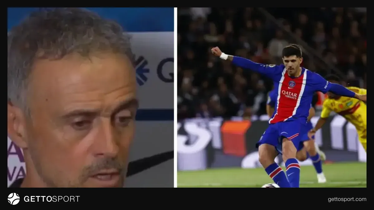 Luis Enrique mətbuat konfransında danışır, PSJ loqosu fonunda