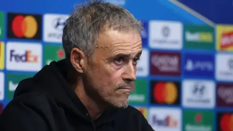 Luis Enrique mətbuat konfransında danışarkən