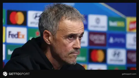Luis Enrique mətbuat konfransında danışarkən