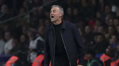 Luis Enrique basın toplantısında konuşurken