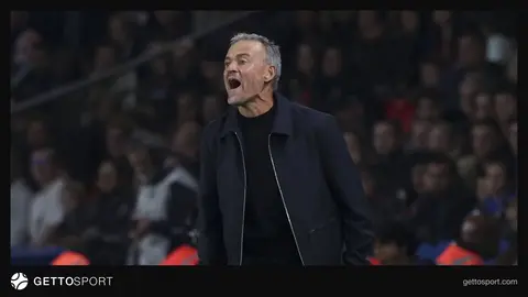 Luis Enrique basın toplantısında konuşurken