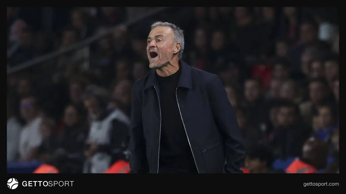Luis Enrique basın toplantısında konuşurken