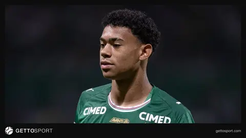 Luis Pacheco Palmeiras formasıyla top sürerken
