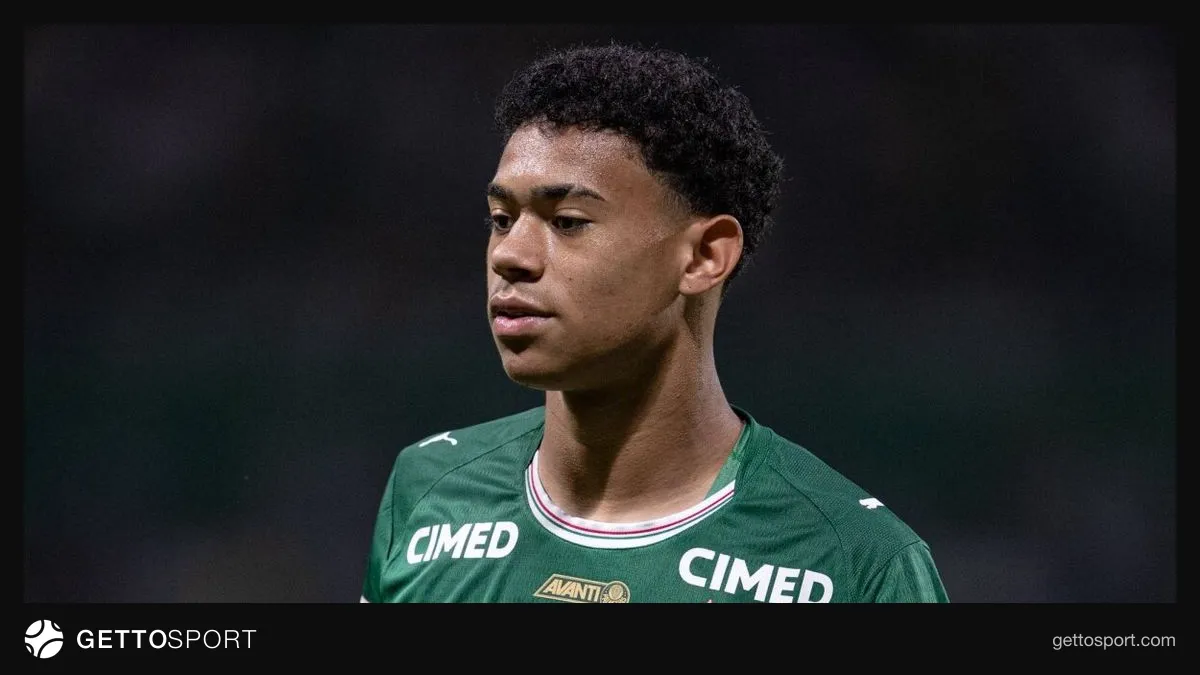 Luis Pacheco Palmeiras formasıyla top sürerken