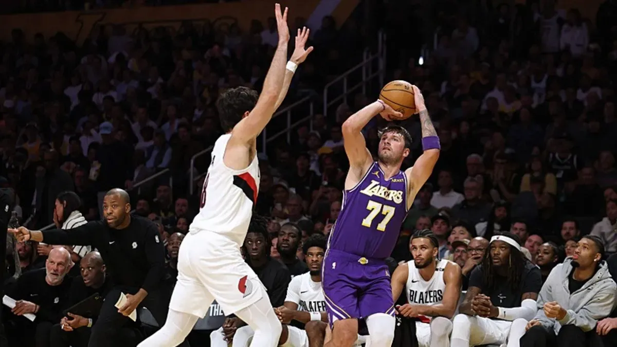 Luka Doncic Lakers formasıyla şut atıyor, maçtan bir kare