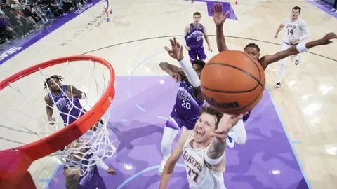 Luka Doncic smaç sonrası sevinçle topu tutuyor, Lakers formasıyla maç anı