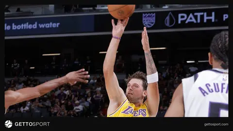 Luka Donçiç Leykers formasında oyunda top sürür