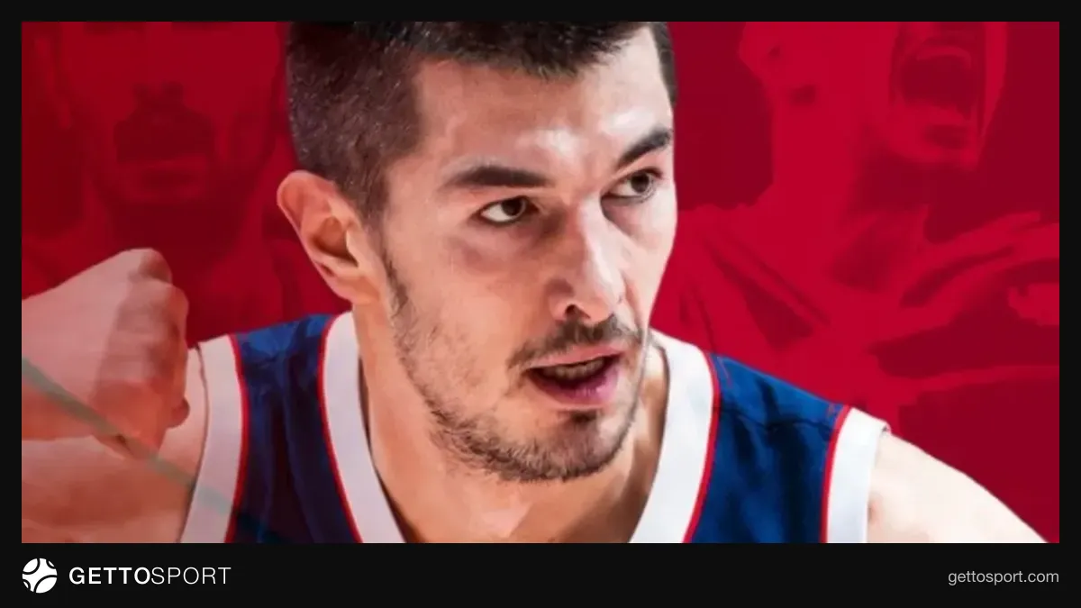 Luka Mitrovic Bahçeşehir formasıyla poz veriyor