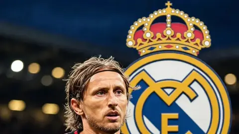 Luka Modriç Milan formasında meydanda düşüncəli vəziyyətdə
