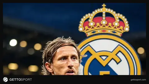 Luka Modriç Milan formasında meydanda düşüncəli vəziyyətdə
