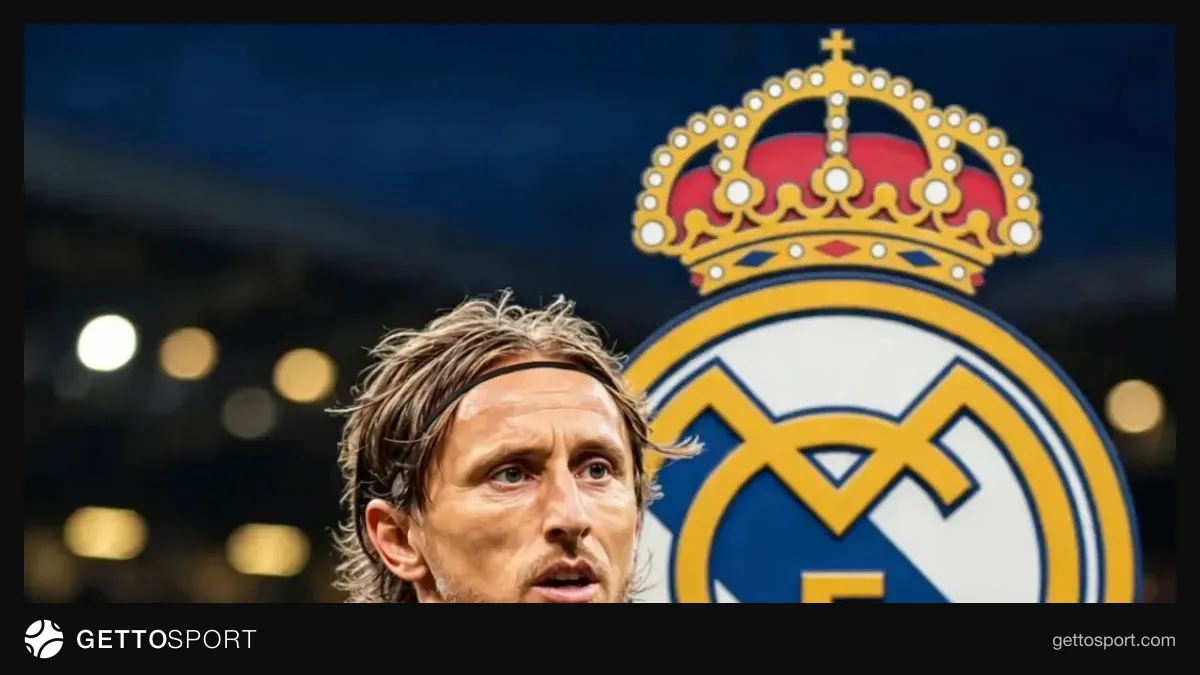 Luka Modriç Milan formasında meydanda düşüncəli vəziyyətdə