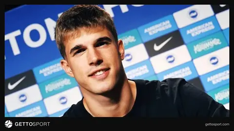 Luka Vuşkoviç Brighton-un formasında meydanda topa yiyələnir