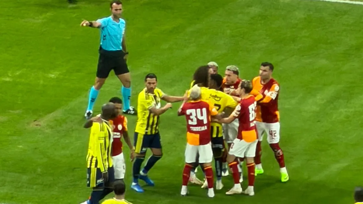 Lukaku ile Abdülkerim sahada tartışırken diğer oyuncular araya giriyor
