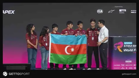 Sinqapur yarışında yarışan miniatür F1 bolidi və Caspian Apex komandası