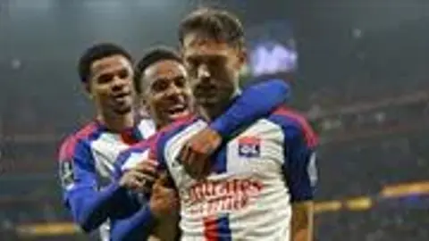 Lyon oyuncularının bir gol sevincini ve sahadaki mücadeleyi gösteren maç görüntüsü