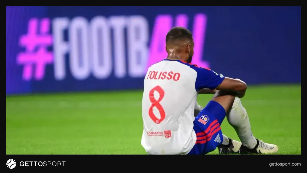 Olympique Lyon oyuncuları ve kulüp arması tribünde